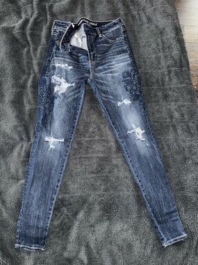 American Eagle Outfitters Dark Wash Distressed Skinny Jeans w/embroidered flower